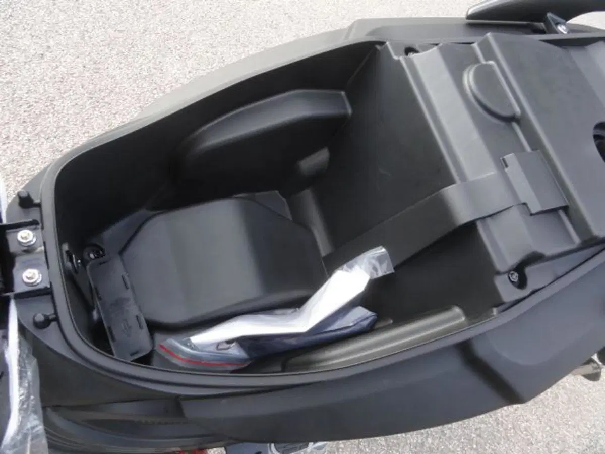 Kymco Super 8 50 R (2022 - 26) (12)