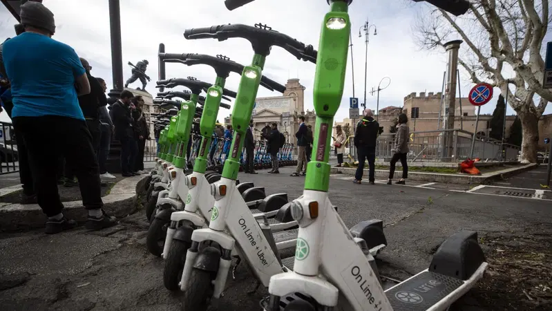 Monopattini, anche Torino potrebbe bloccare lo sharing