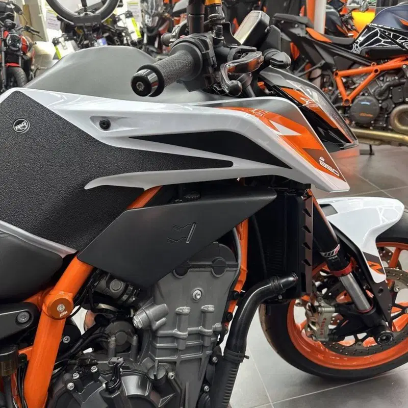 KTM 890 Duke R (2020) (3)