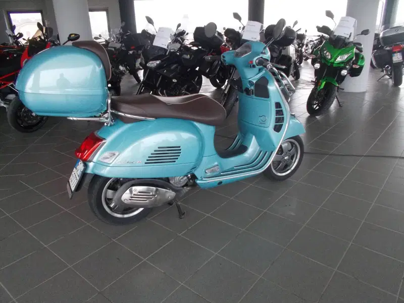 Vespa GTS 300 ABS Settantesimo (2016) (3)
