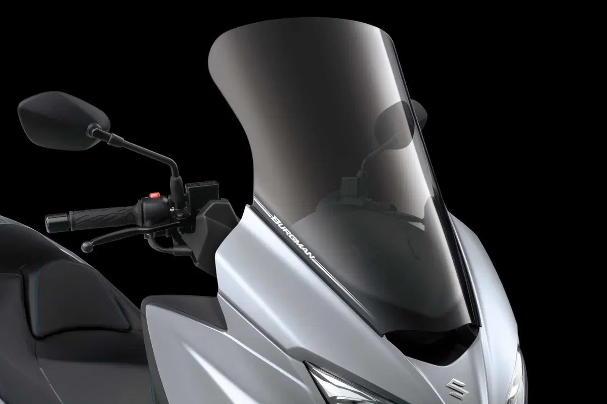 Suzuki Burgman 400 Comfort: il leggendario scooter è ancora più comodo. Cosa cambia [GALLERY] (4)