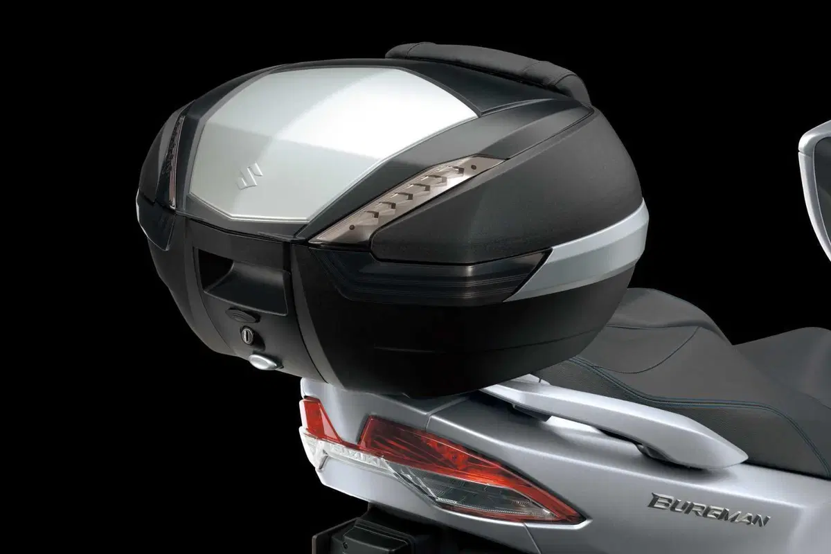 Suzuki Burgman 400 Comfort: il leggendario scooter è ancora più comodo. Cosa cambia [GALLERY] (6)
