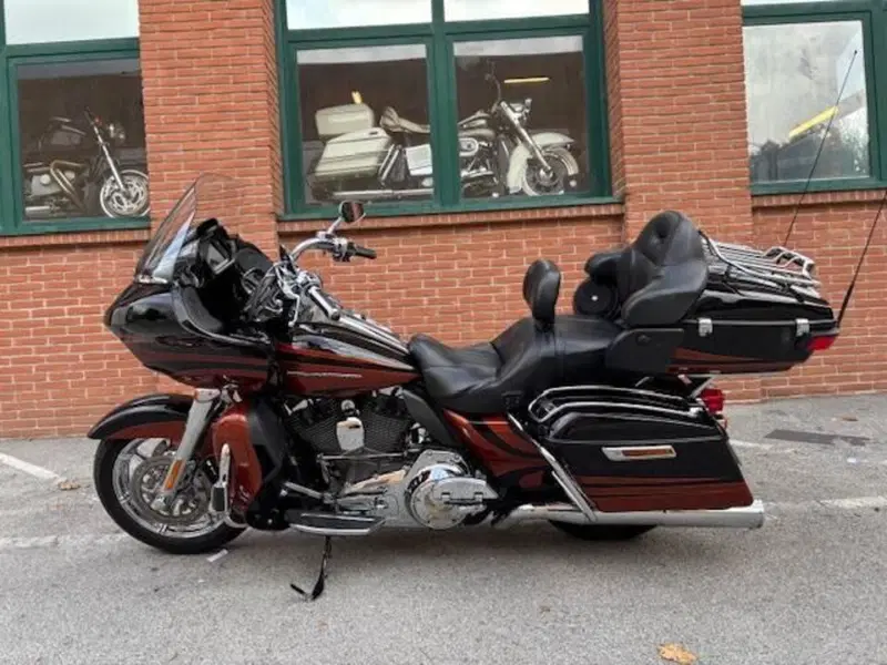 Harley-Davidson 1800 Road Glide Ultra (2014 - 16) - FLTRUSE (2)