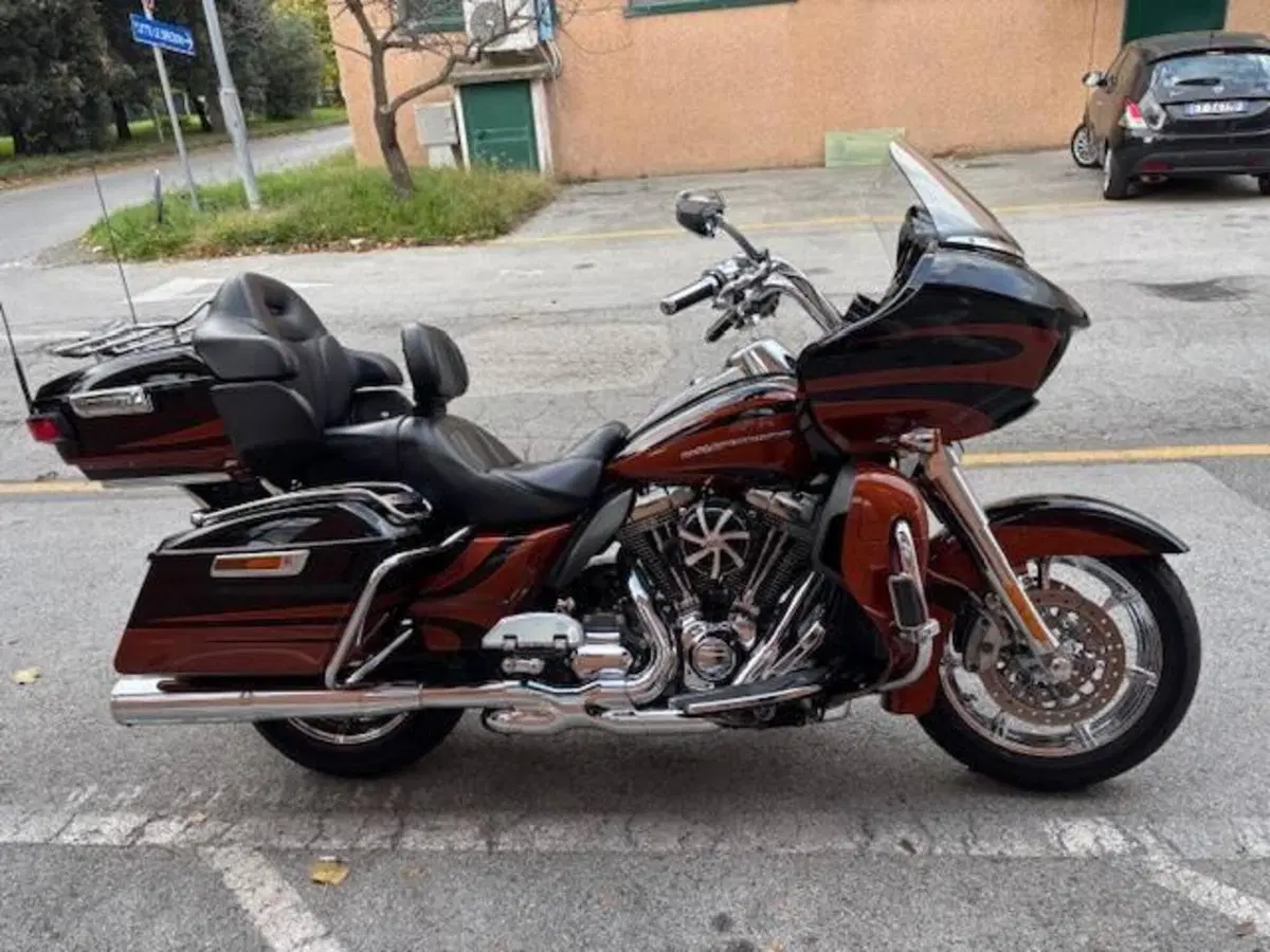 Harley-Davidson 1800 Road Glide Ultra (2014 - 16) - FLTRUSE (4)