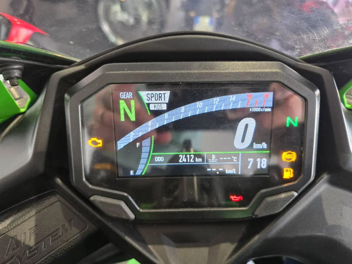 Kawasaki Ninja ZX-4RR Performance (2025 - 26) (10)