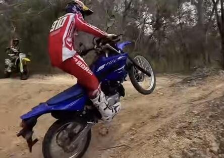 Carson Brown fa impazzire il web con una Yamaha WR 125 [VIDEO]