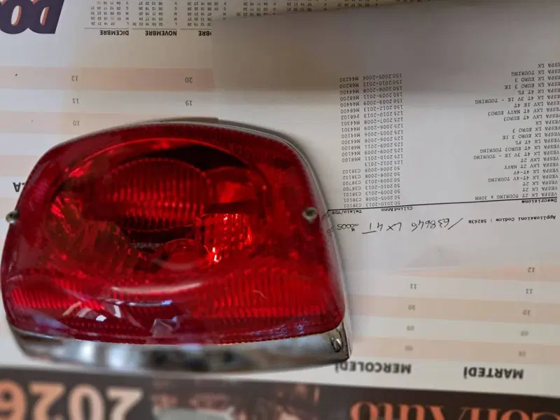 frecce e fanale posteriore VESPA Piaggio (3)