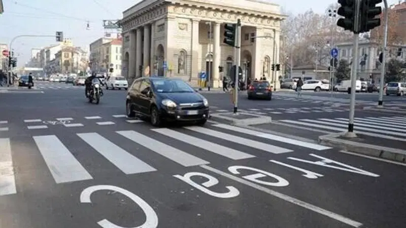Milano salva le moto "inquinanti" (per ora): slitta al 2027 lo stop in Area B e C