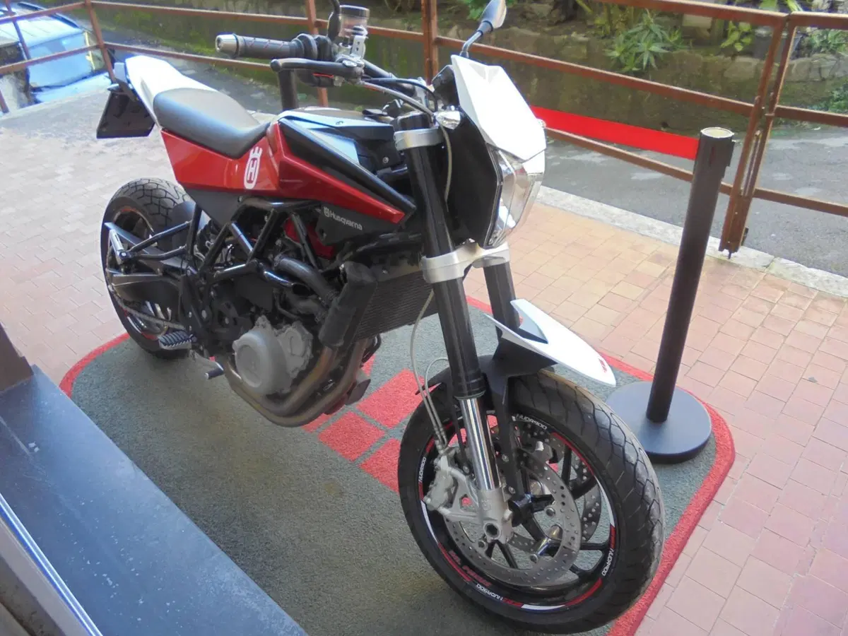 Husqvarna Nuda 900 R (2011 - 13) (9)