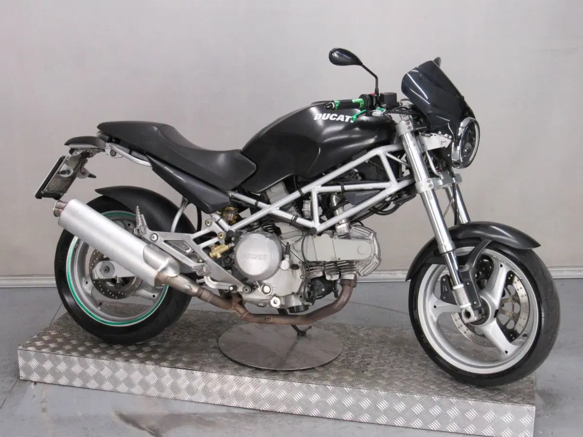 Ducati Monster 600 Dark (1998 - 01) (9)