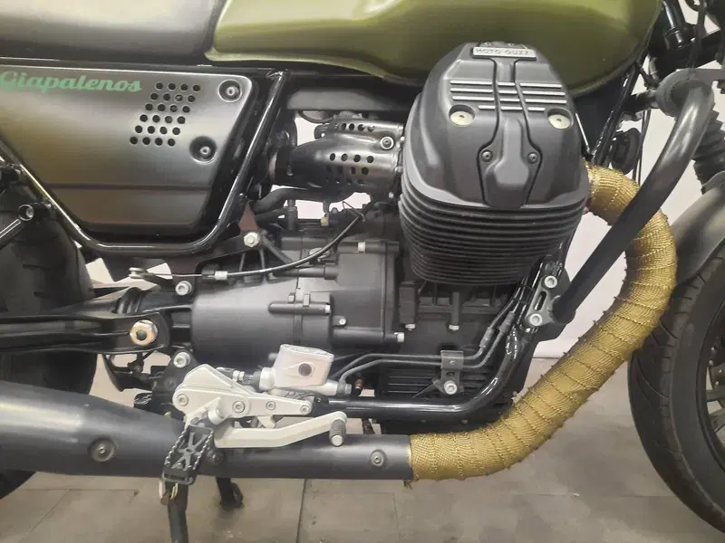 Moto Guzzi V7 II Stone (2015 - 17) (2)