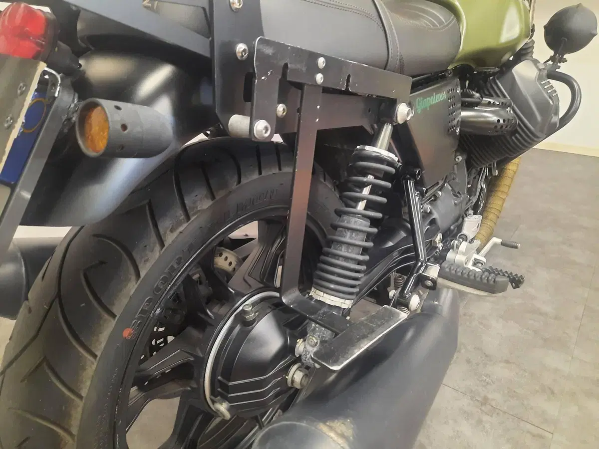 Moto Guzzi V7 II Stone (2015 - 17) (9)