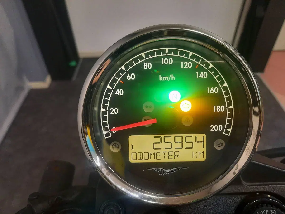 Moto Guzzi V7 II Stone (2015 - 17) (11)