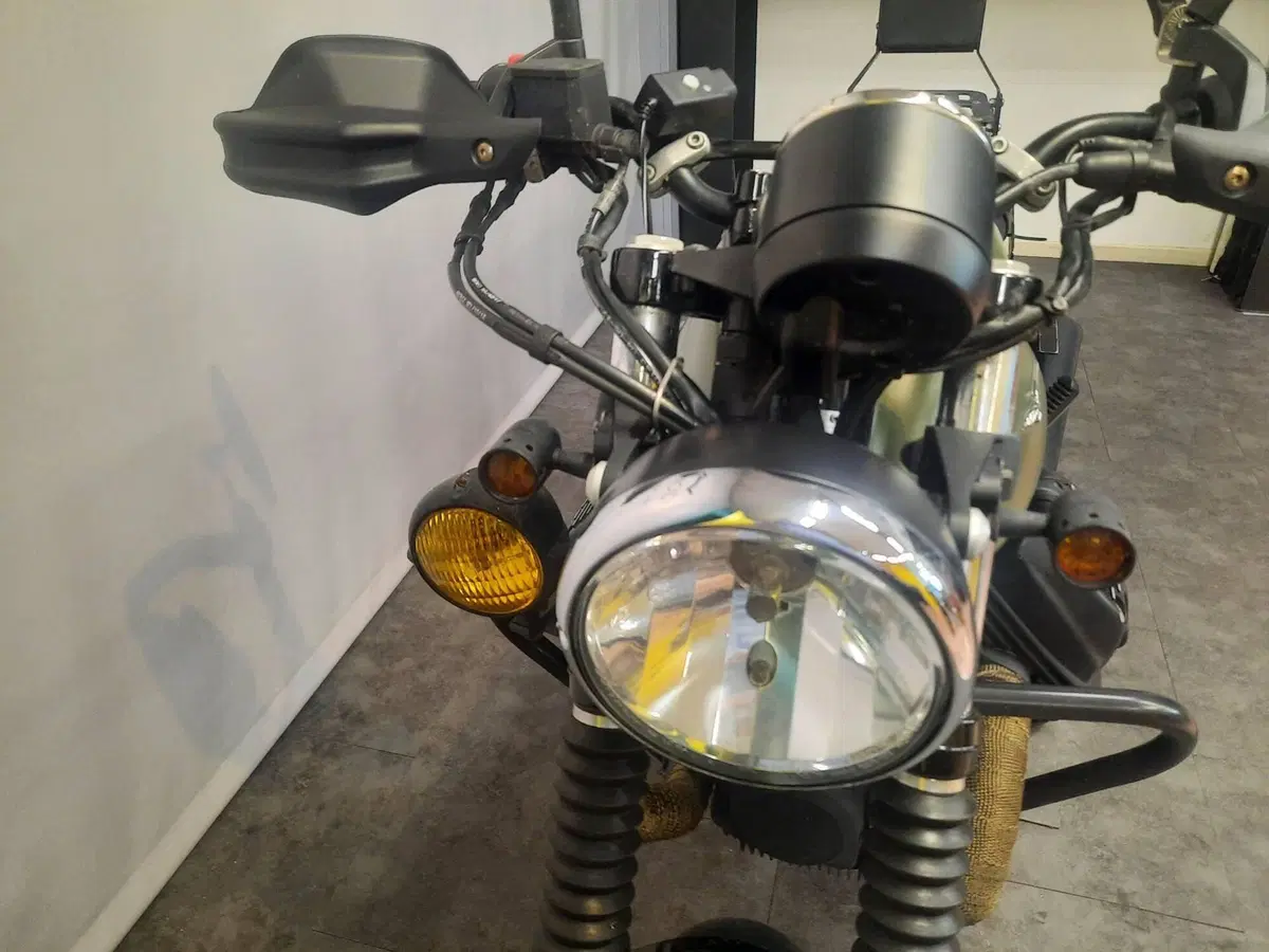 Moto Guzzi V7 II Stone (2015 - 17) (20)