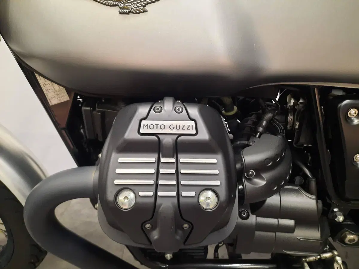 Moto Guzzi V7 III Rough (2018 - 20) (4)