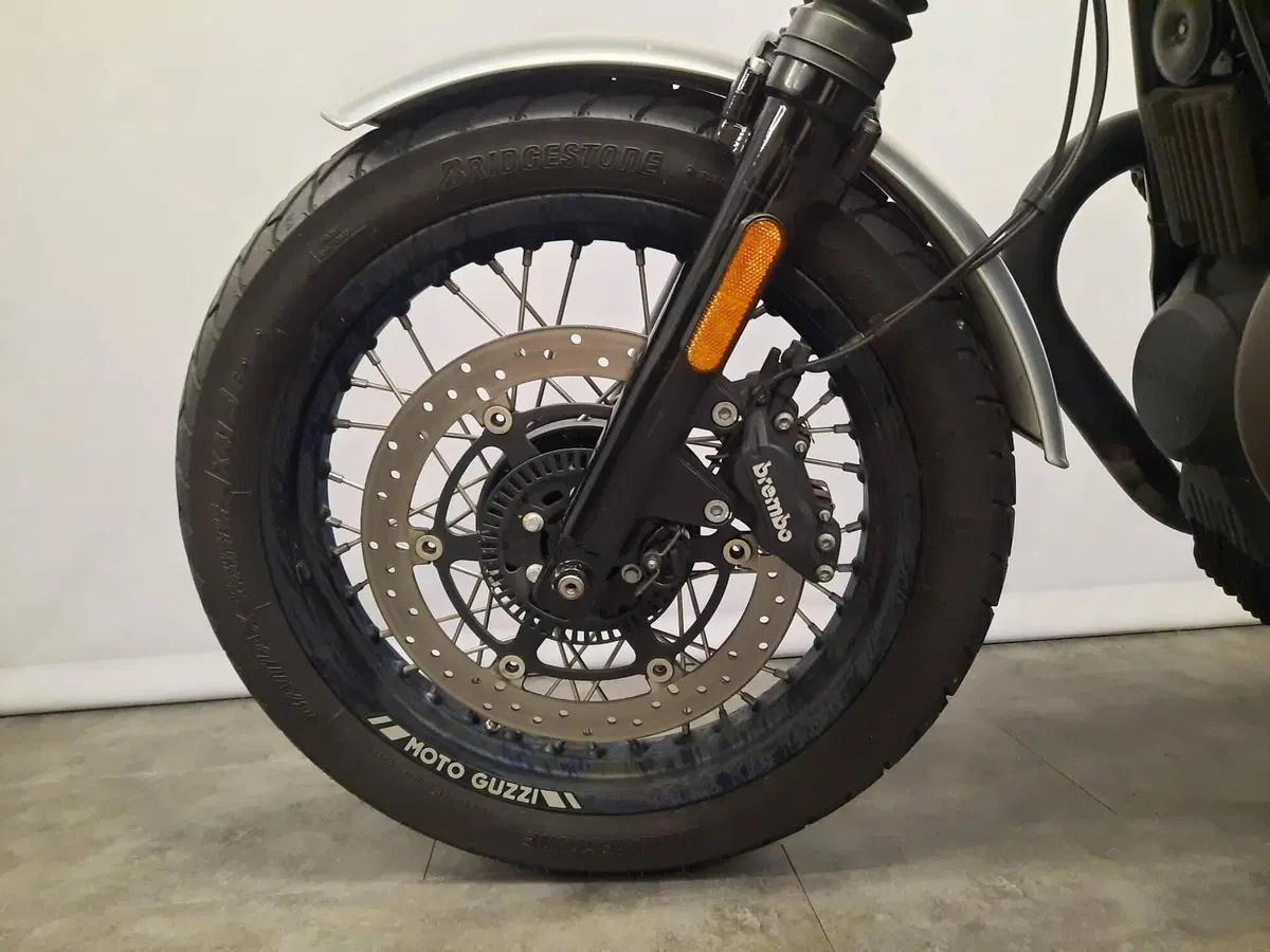 Moto Guzzi V7 III Rough (2018 - 20) (6)