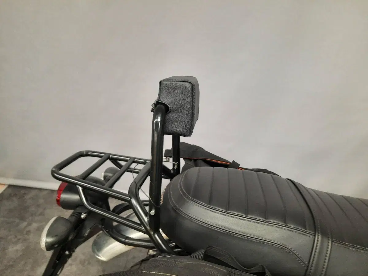 Moto Guzzi V7 III Rough (2018 - 20) (13)