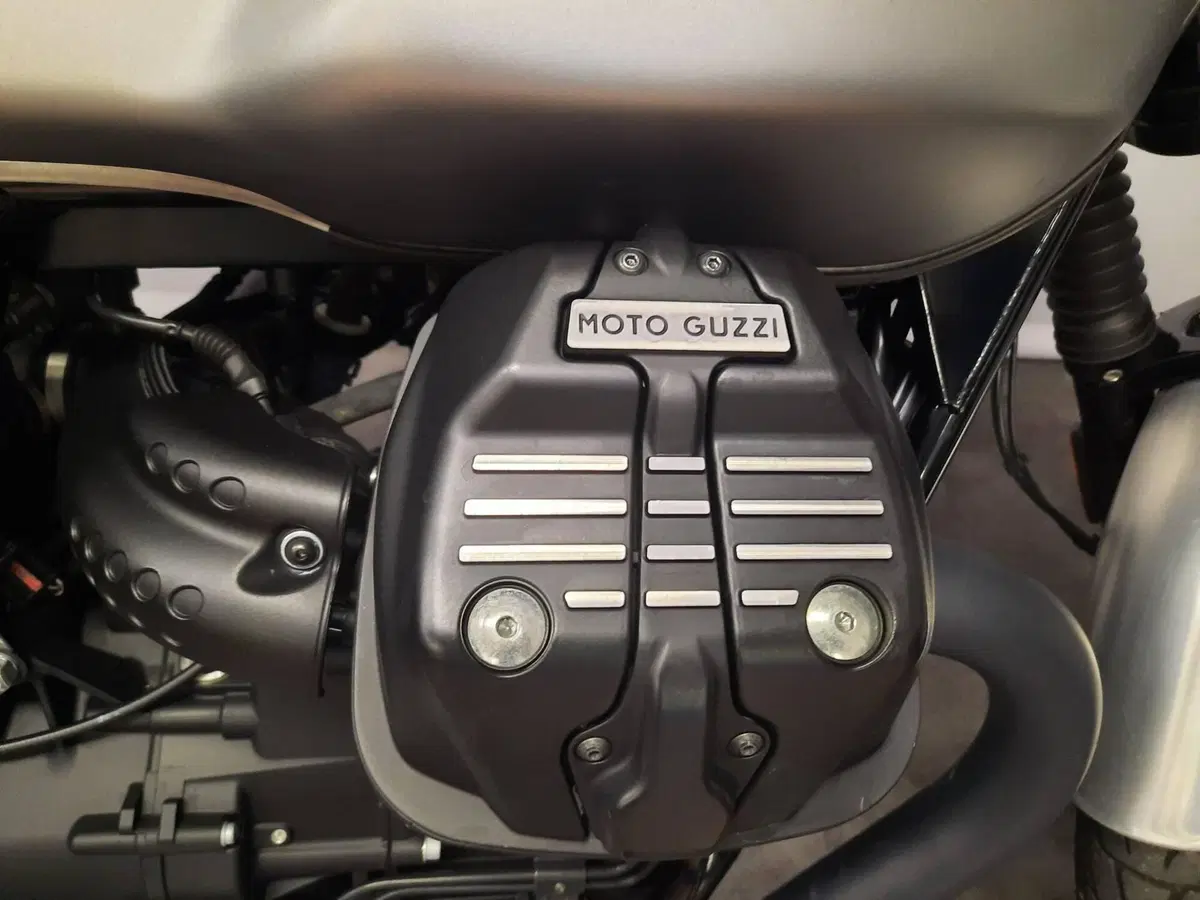 Moto Guzzi V7 III Rough (2018 - 20) (19)
