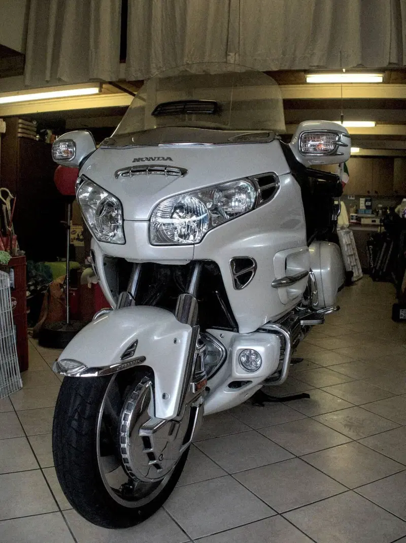 Honda GL 1800 Gold Wing (2000 - 05) (2)