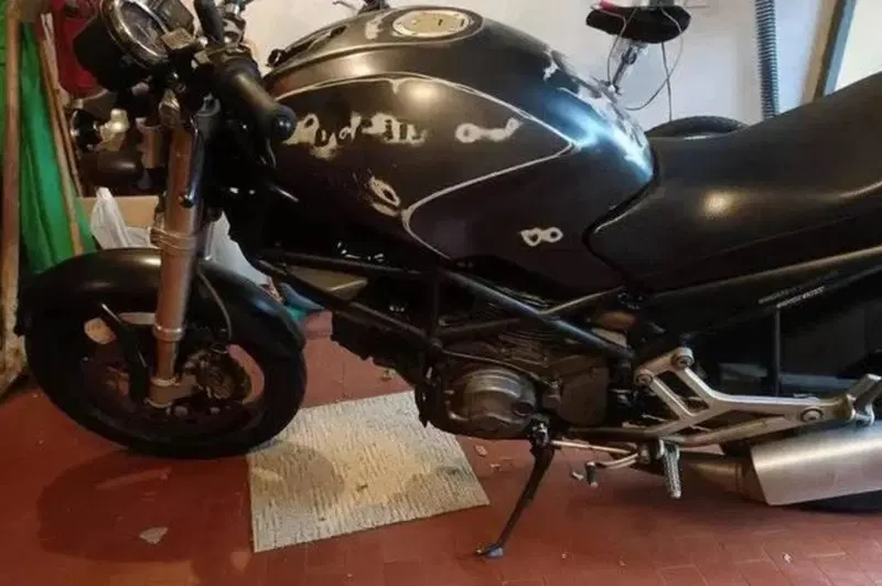 Ducati Monster 600 Dark (1998 - 01) (3)