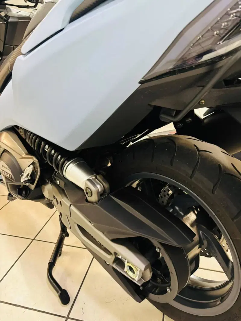Kymco AK 550 ETS (2021 - 26) (4)