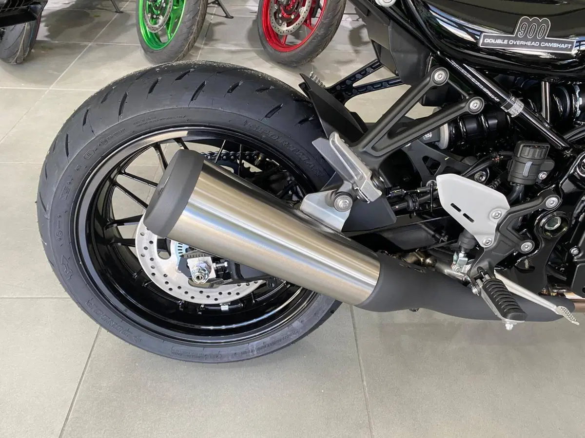 Kawasaki Z 900 RS Black Ball Edition (2026) (9)