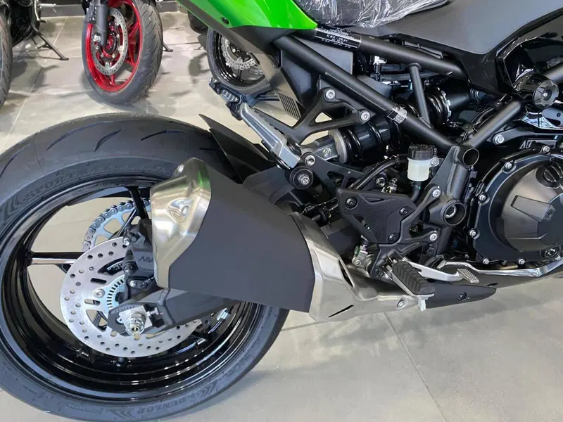 Kawasaki Z 900 (2025 - 26) (8)