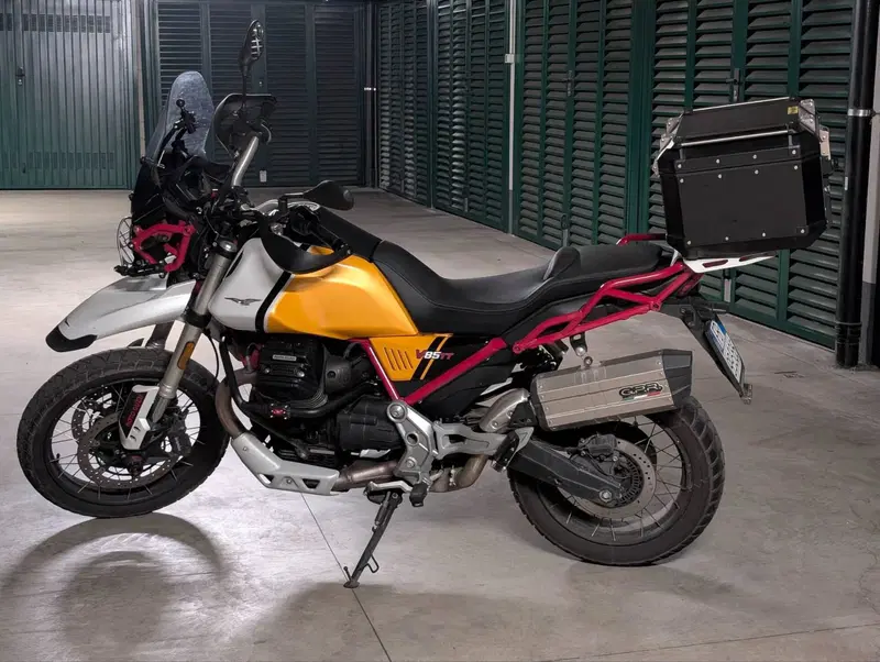 Moto Guzzi V85 TT Evocative Graphics (2021 - 23)
