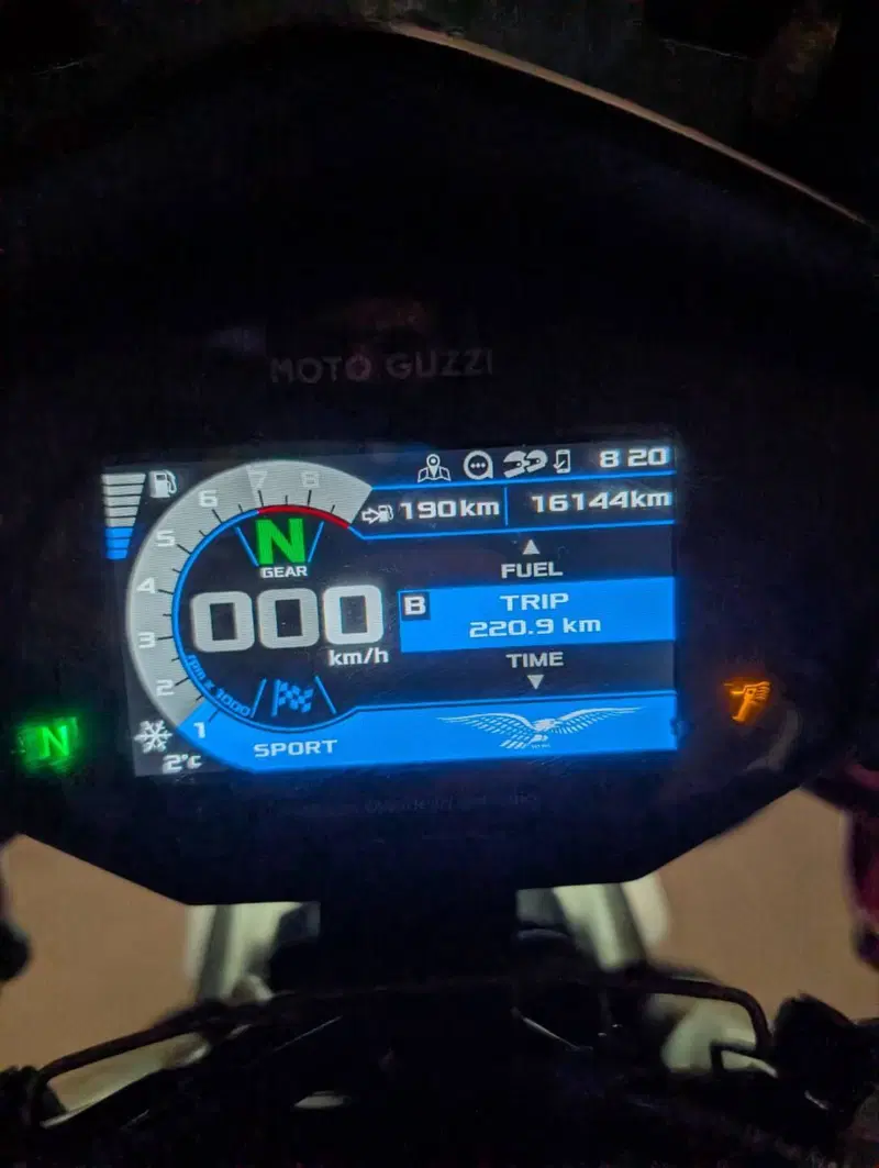 Moto Guzzi V85 TT Evocative Graphics (2021 - 23) (5)