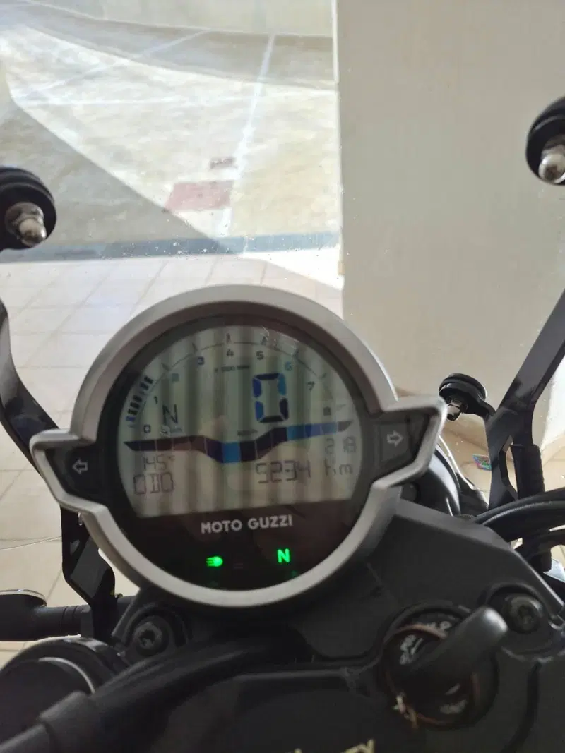 Moto Guzzi V7 Stone (2021 - 24) (7)