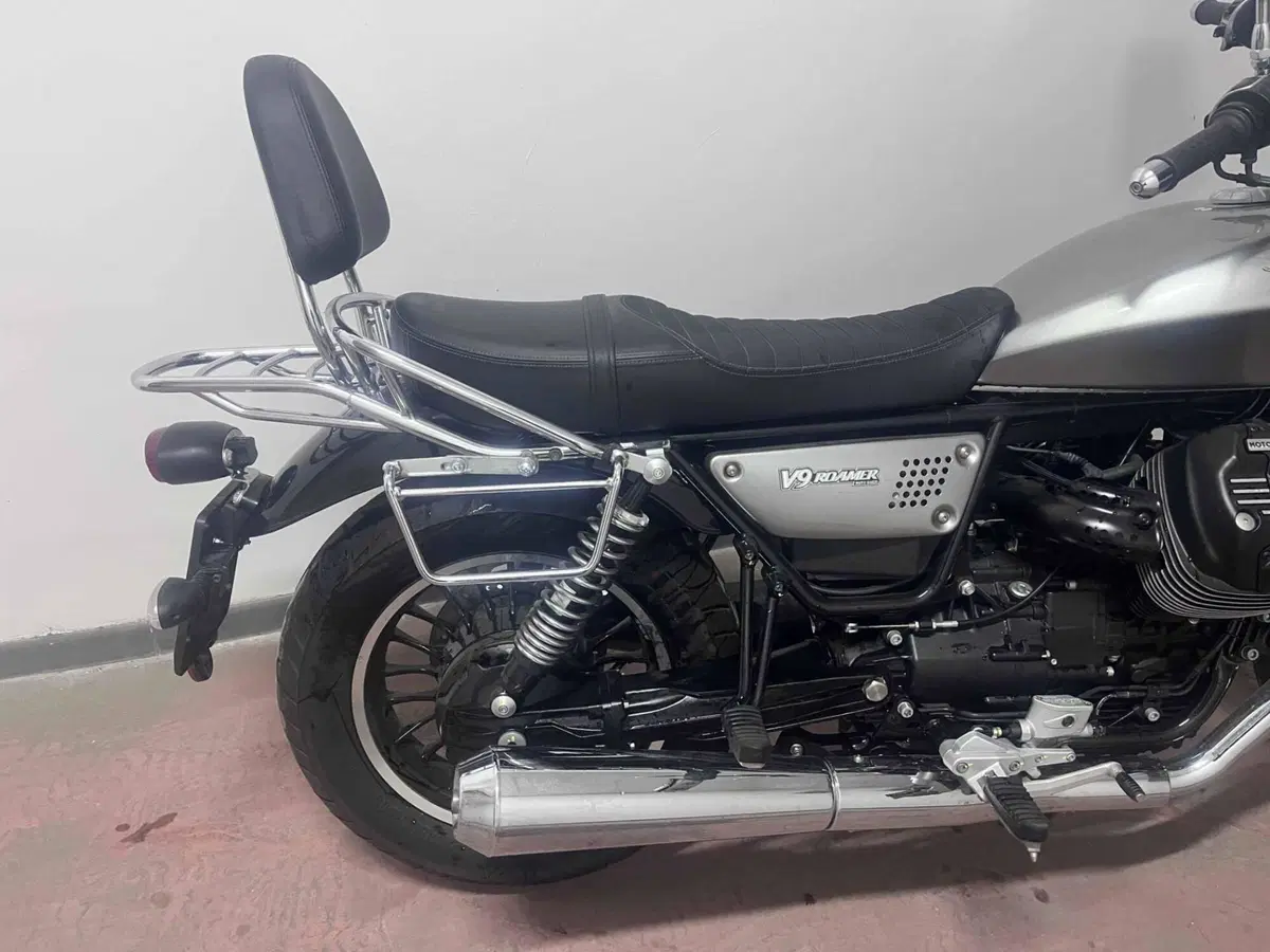 Moto Guzzi V9 Roamer (2021 - 24) (8)