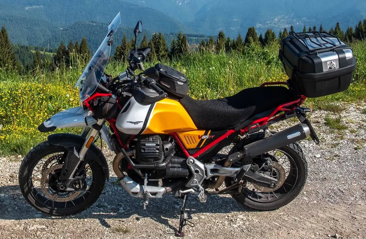 Moto Guzzi V85 TT Evocative Graphics (2021 - 23) (2)
