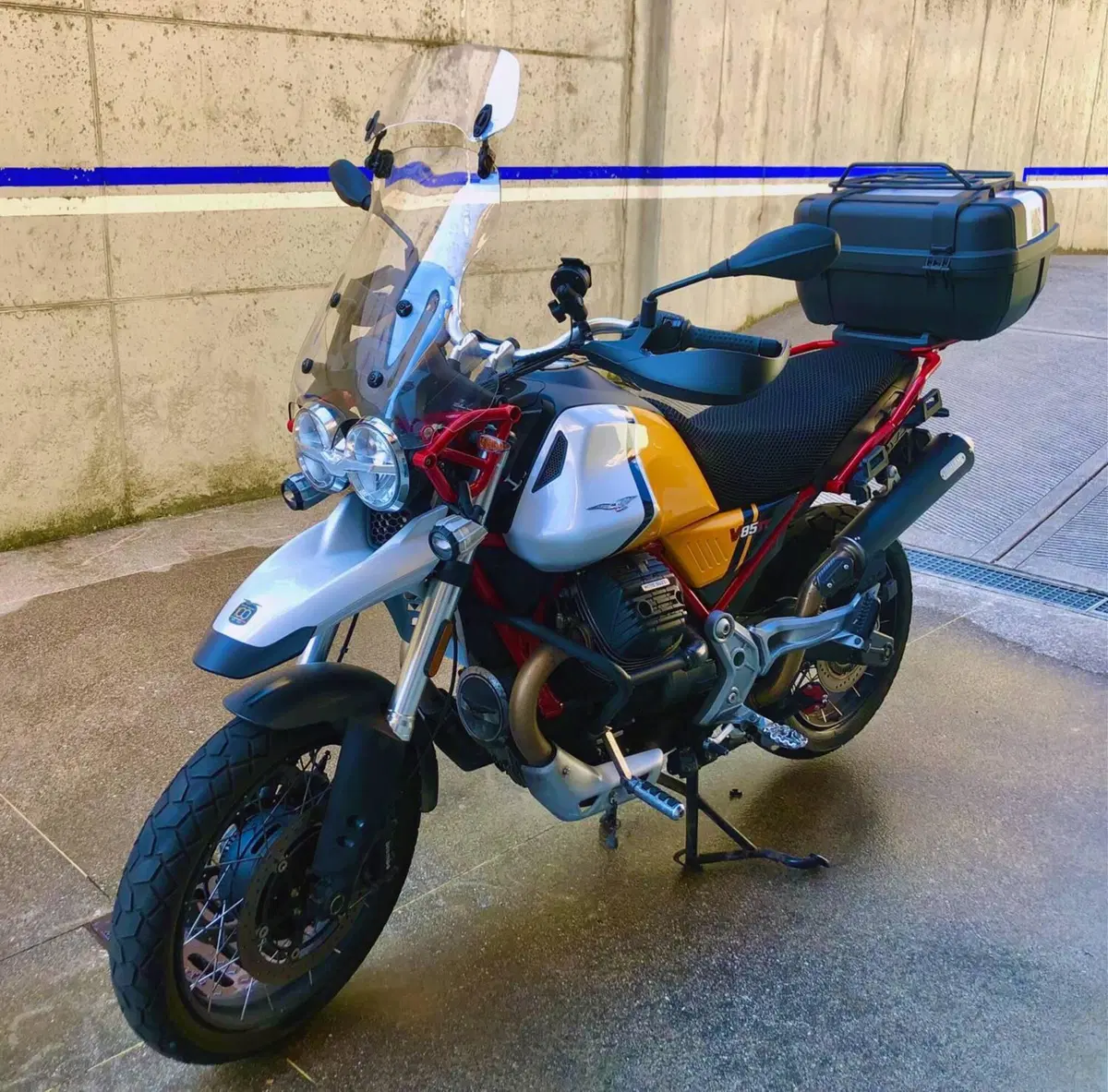 Moto Guzzi V85 TT Evocative Graphics (2021 - 23) (3)