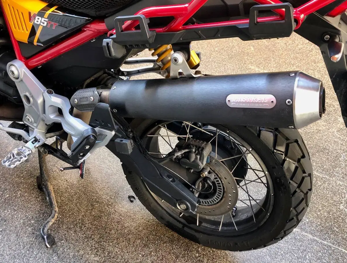 Moto Guzzi V85 TT Evocative Graphics (2021 - 23) (4)