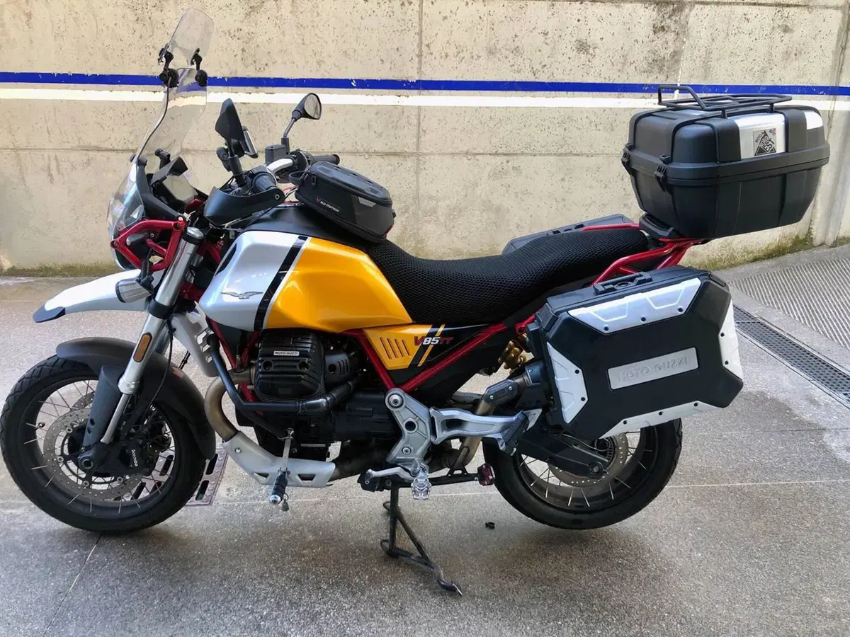 Moto Guzzi V85 TT Evocative Graphics (2021 - 23) (8)