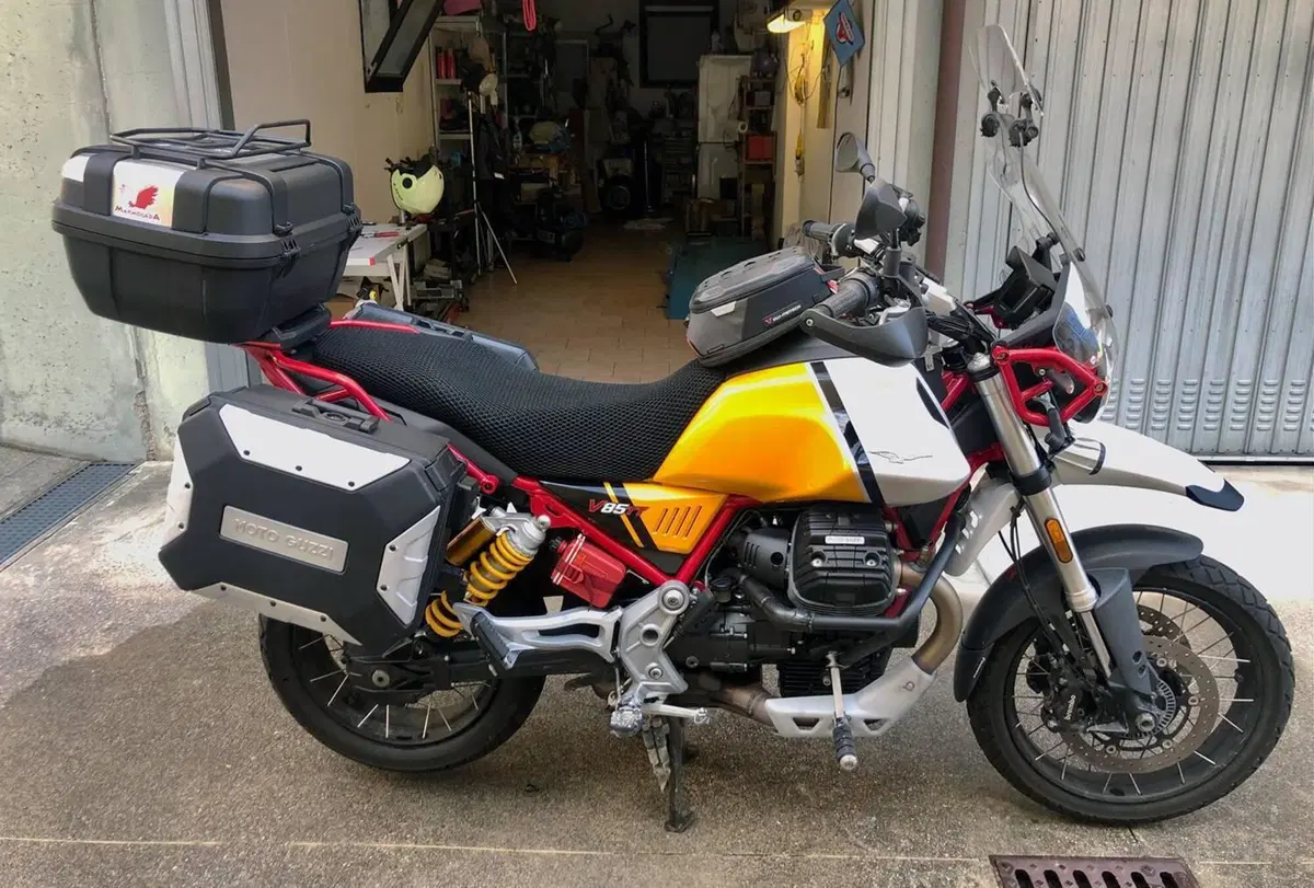 Moto Guzzi V85 TT Evocative Graphics (2021 - 23) (10)