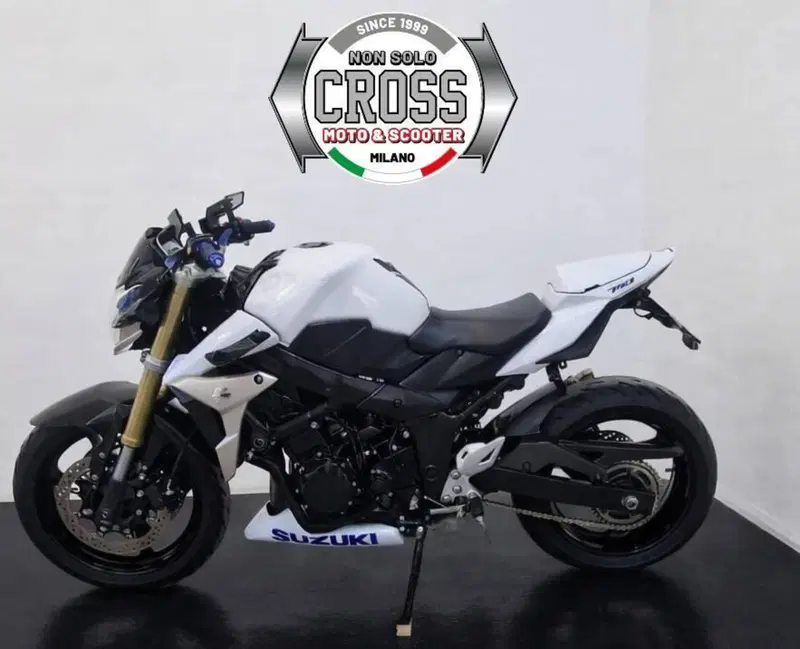 Suzuki GSR 750 (2010 - 15) (5)