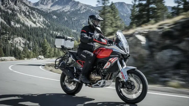 QJMotor: Promo Adventure per la SRT 600 SX, ora a 4.990 euro con top case incluso