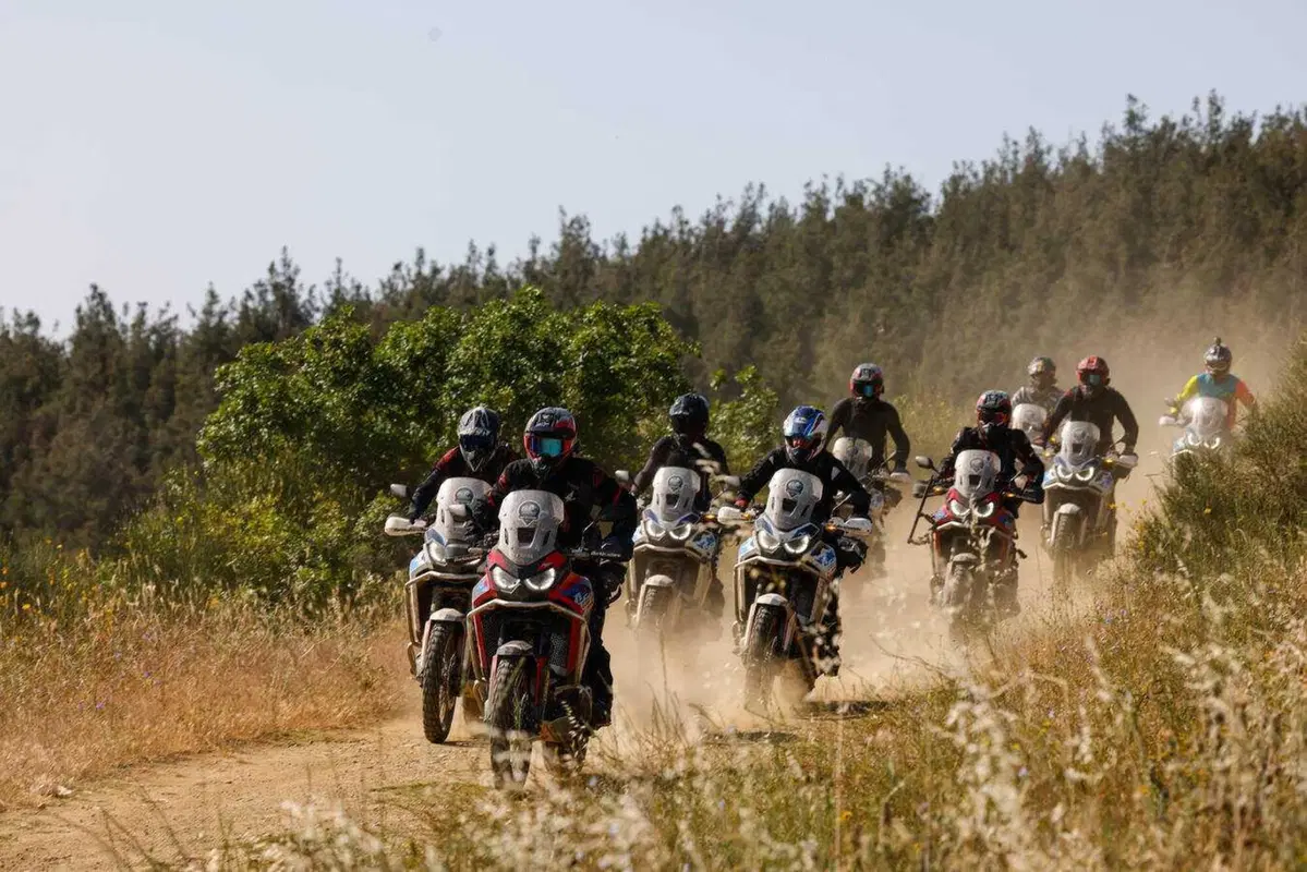 Honda e l'off-road per tutti! Debuttano i nuovi tour Adventure Roads in sella alla Transalp E-Clutch (3)