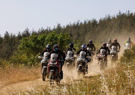 Honda e l'off-road per tutti! Al via i nuovi tour Adventure Roads in sella alla Transalp E-Clutch