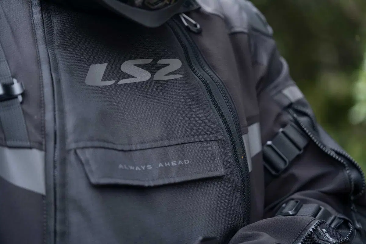 LS2 lancia il completo X-Master: l'abbigliamento a tre strati per l'adventure (2)