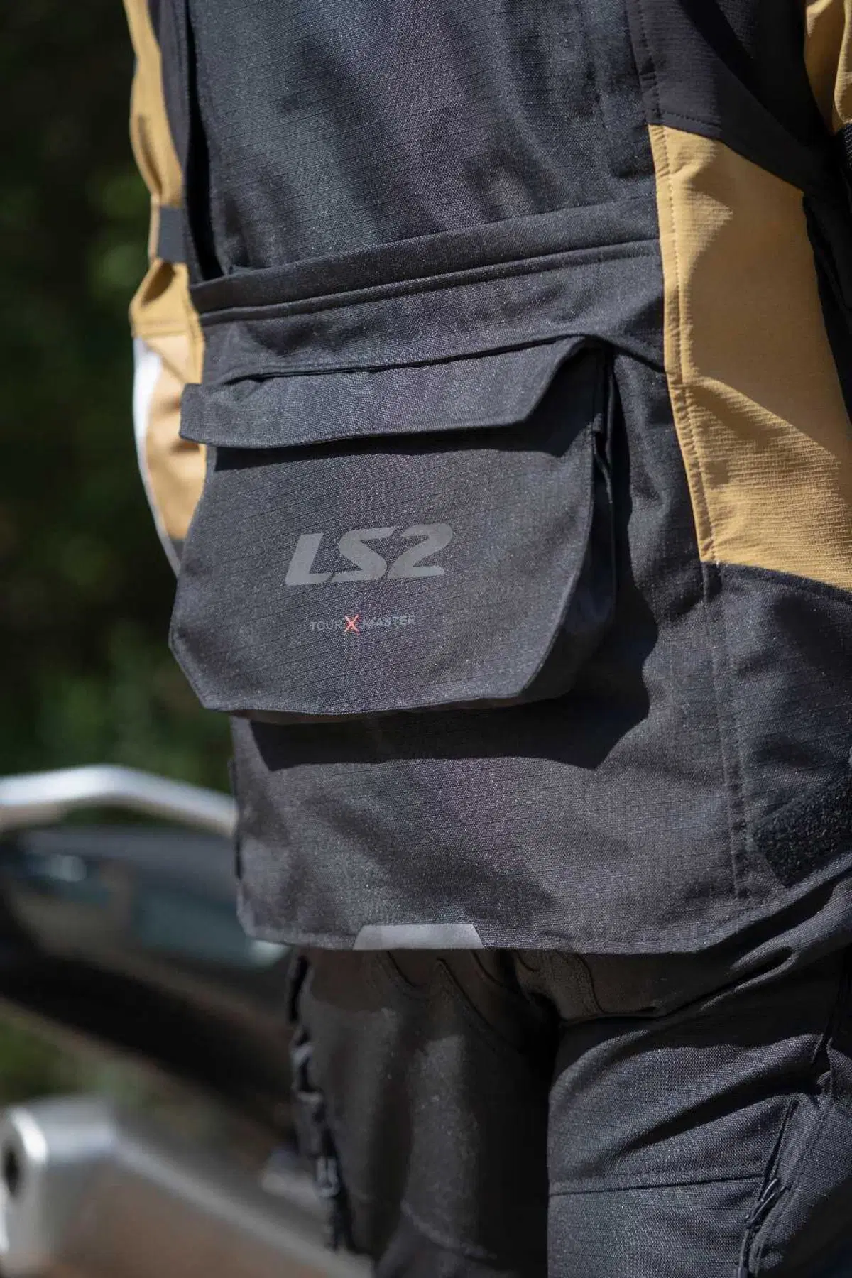 LS2 lancia il completo X-Master: l'abbigliamento a tre strati per l'adventure (6)