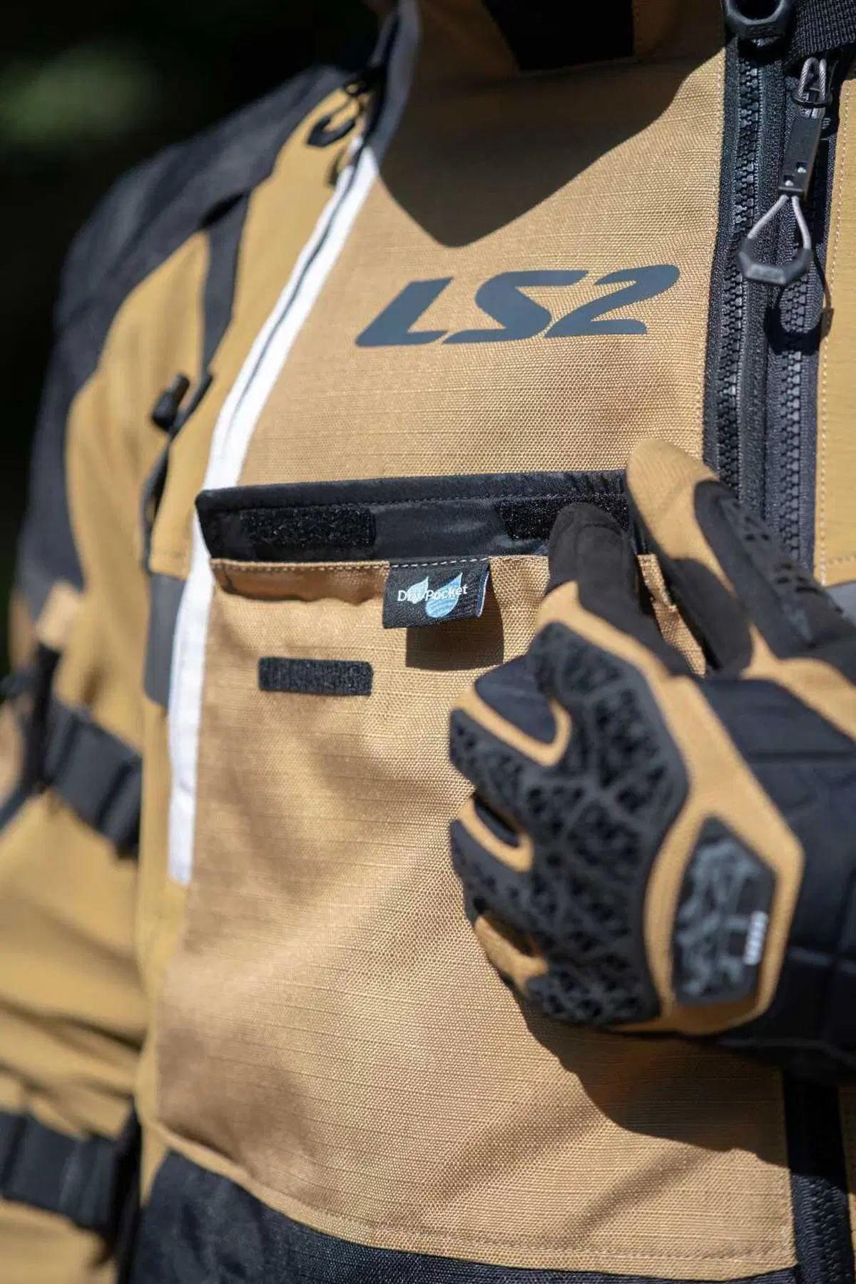 LS2 lancia il completo X-Master: l'abbigliamento a tre strati per l'adventure (12)