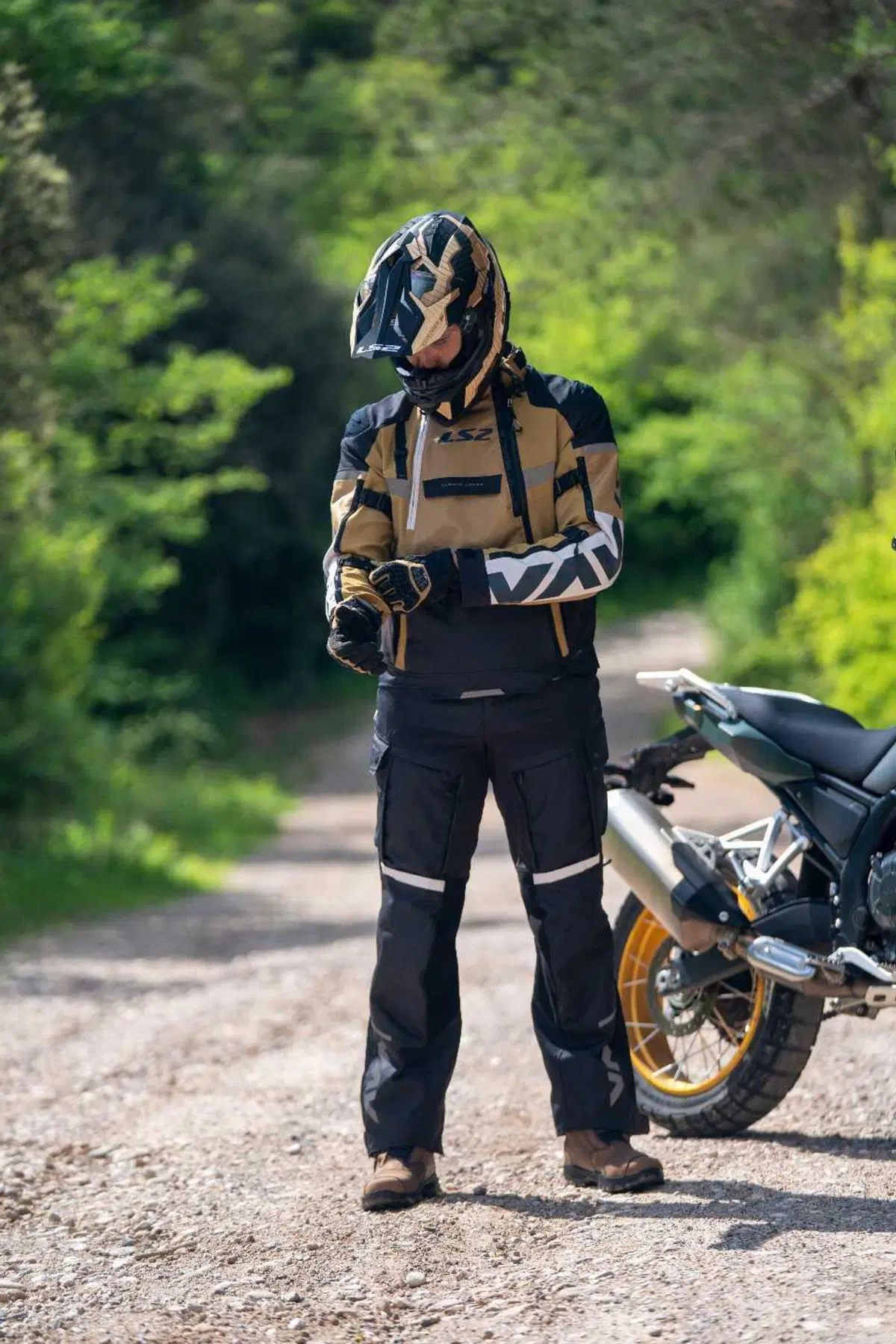 LS2 lancia il completo X-Master: l'abbigliamento a tre strati per l'adventure (17)