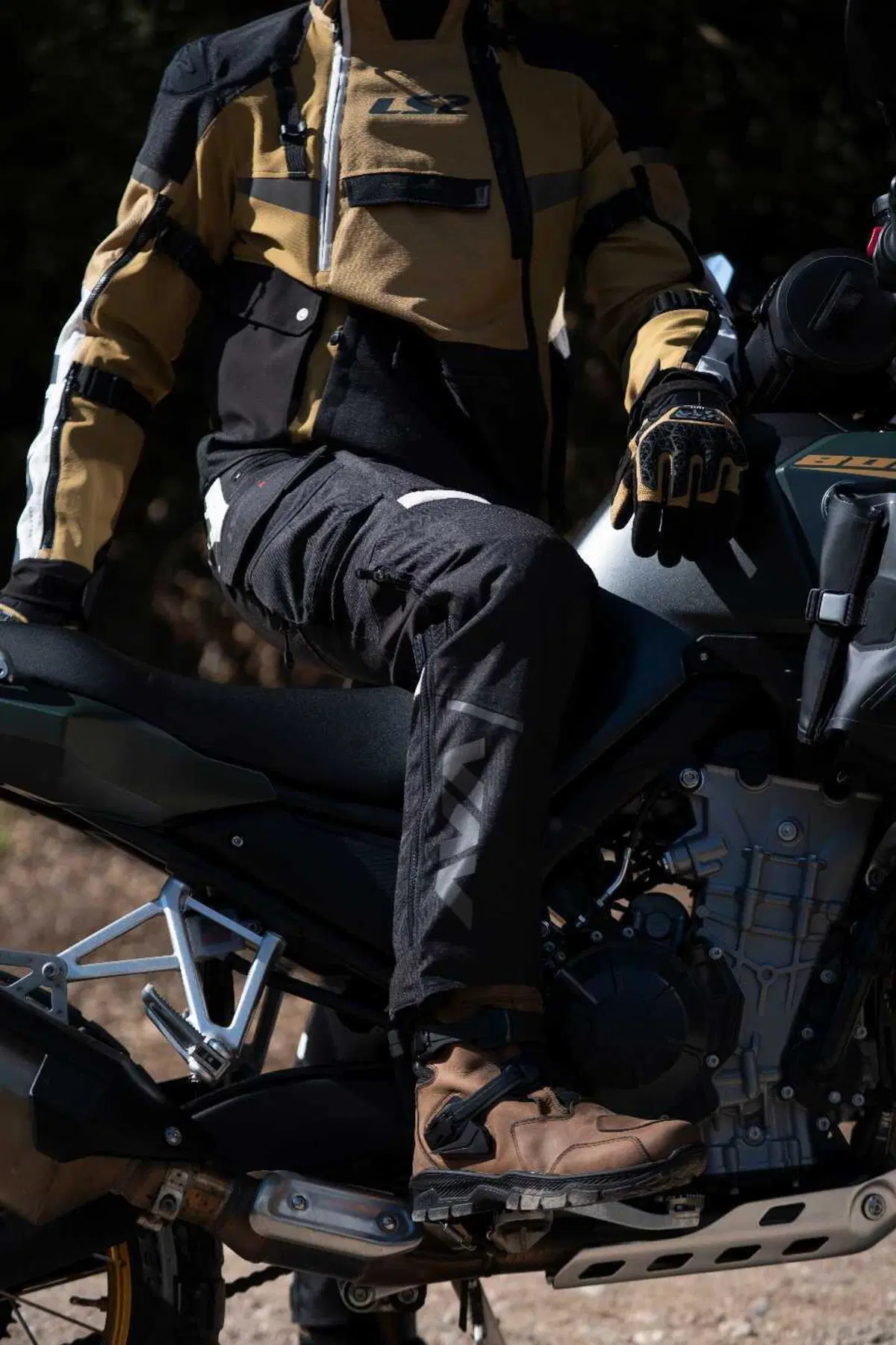 LS2 lancia il completo X-Master: l'abbigliamento a tre strati per l'adventure (2)