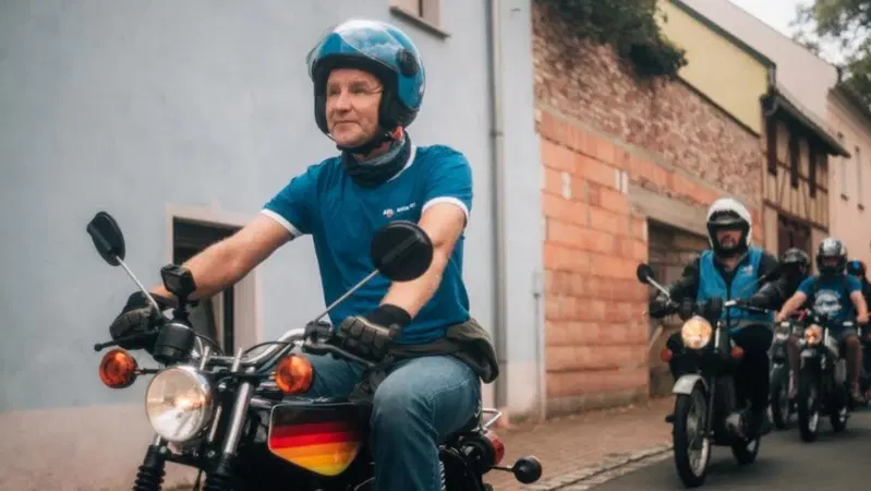 Hocke guida un gruppo di motorini Simson