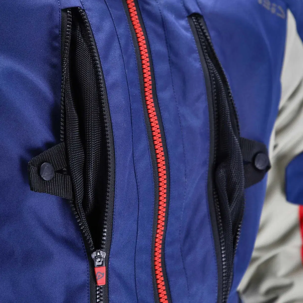 Acerbis presenta X-TRAVEL 2.0, la giacca touring modulare per affrontare ogni clima (7)