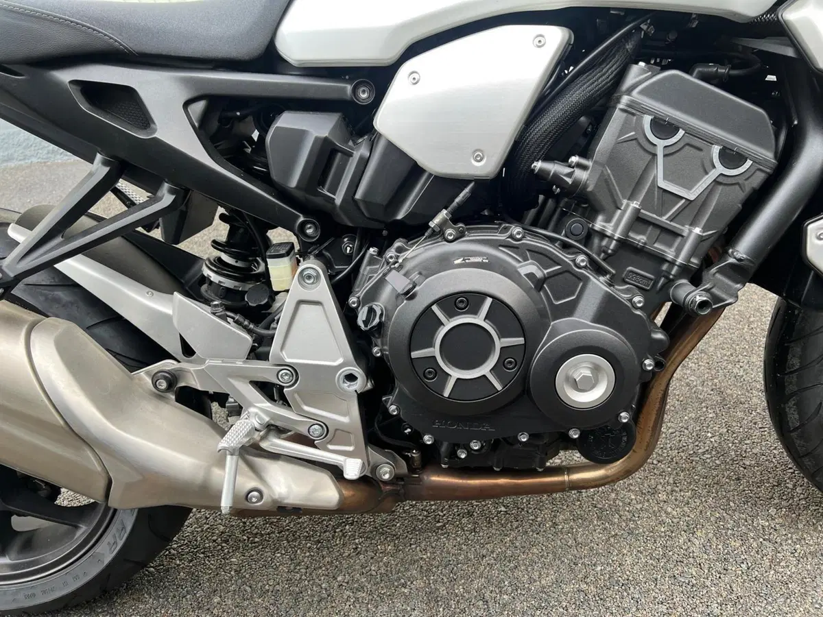 Honda CB 1000 R (2021 - 25) (11)