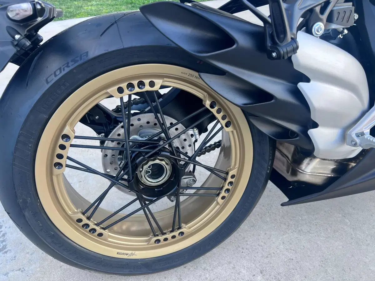 MV Agusta Superveloce 800 S (2021 - 25) (6)
