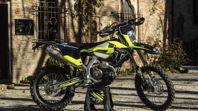 Quanto &egrave; veloce una moto da PRO!? - Test Triumph TF 250-E Special Edition [VIDEO]